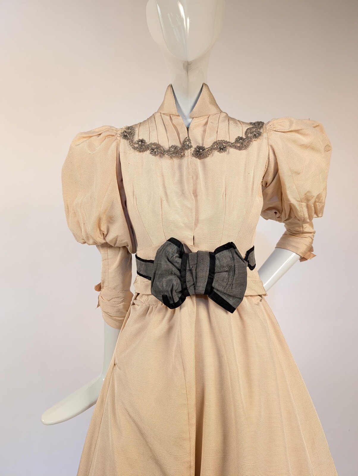 VICTORIAN 19TH C GREY + BLACK SILK BELT W LARGE BOW FOR DRESS