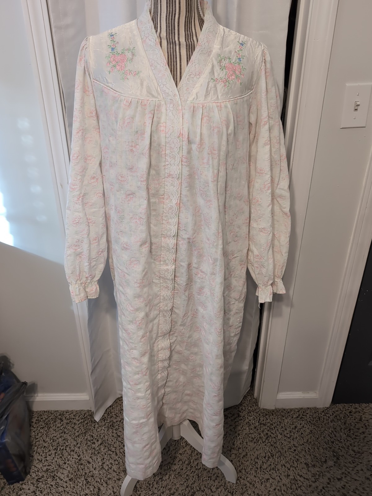 Vtg. Vandemere Cotton Floral Robe Lace Embroidery Snap Front L Granny Cottage