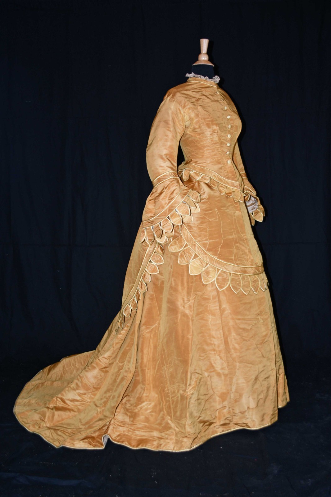 VICTORIAN GOLD MOIRE SILK TAFFETA WEDDING GOWN ENSEMBLE, CIRCA 1873