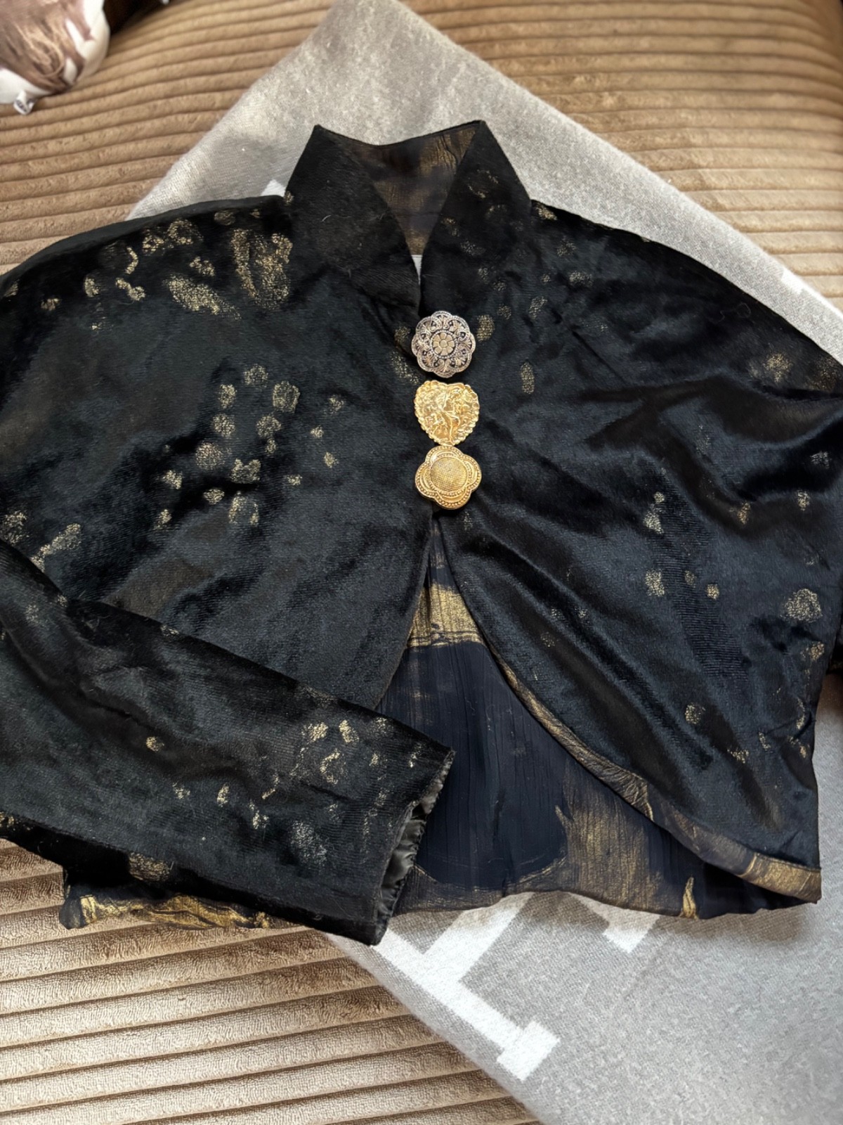 PLATINUM DOROTHY SCHOLENE Vintage Black Floral Relaxed Boho Open Crop Jacket