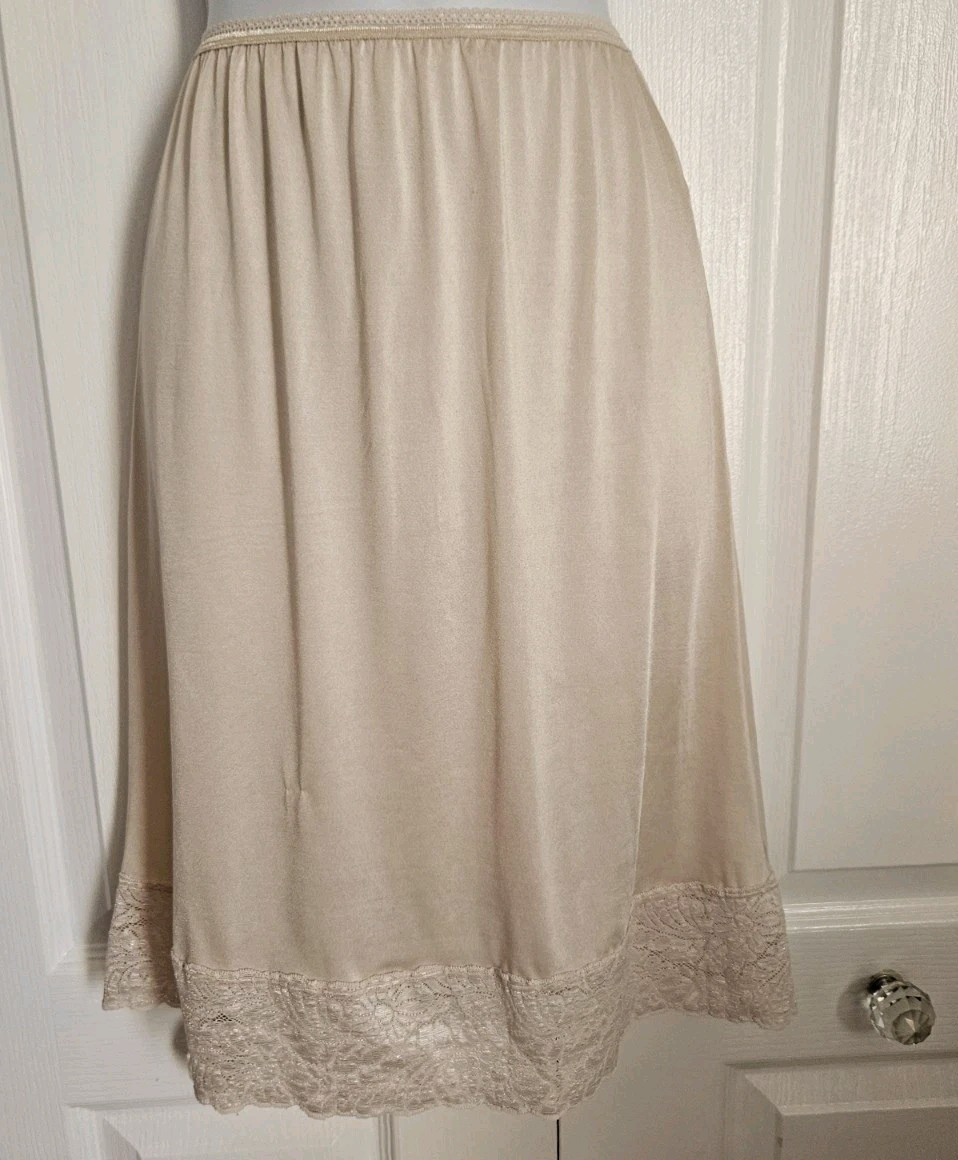 Hanes SILK REFLECTIONS Stretchy Lace Half Slip Size Small