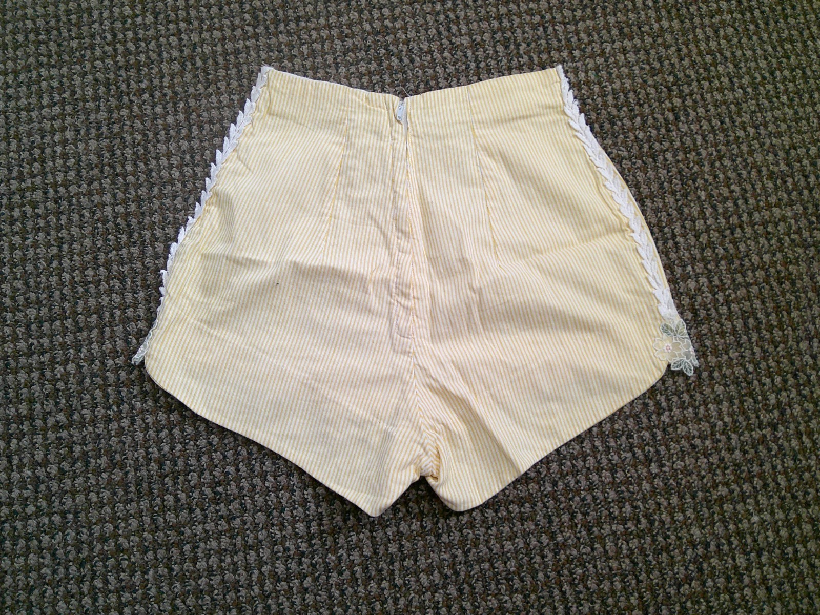 Vtg 60s PIN UP Rockabilly High Rise Yellow Stripe Applique Trim SHORT Shorts XXS