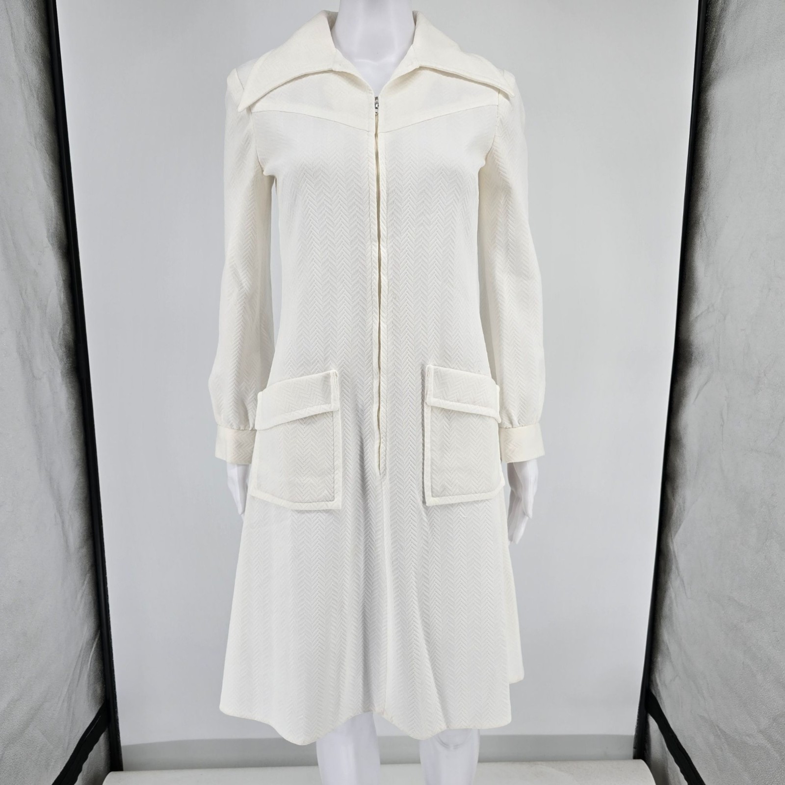 Vintage Early 1970s Ivory Textured Chevron Knee-Length Mod Dress (Size 6/S)