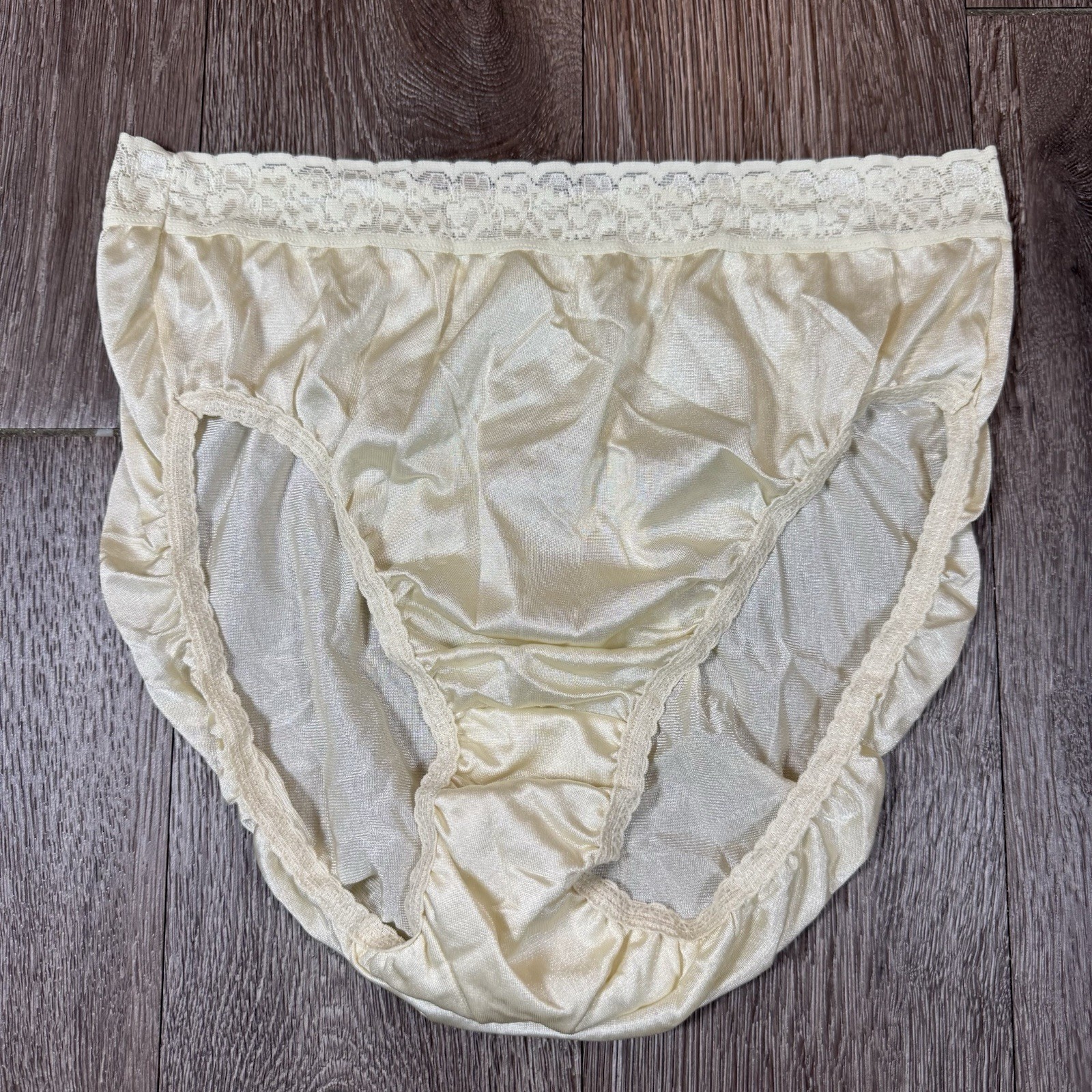 Size 10 vintage Hanes Her Way 100% nylon panties w/Lace Cream