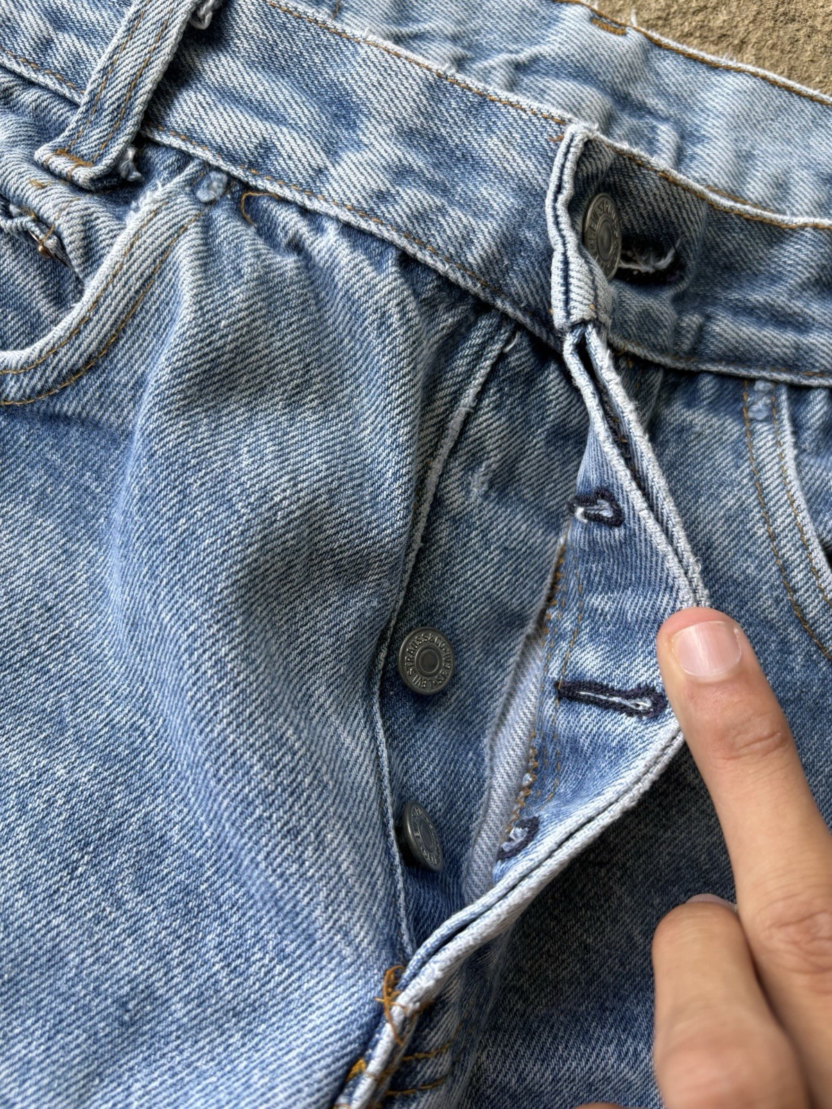 Vintage 70s 80s Women’s Levi’s 501 Jeans Button Fly blue Made in USA Size 26×32