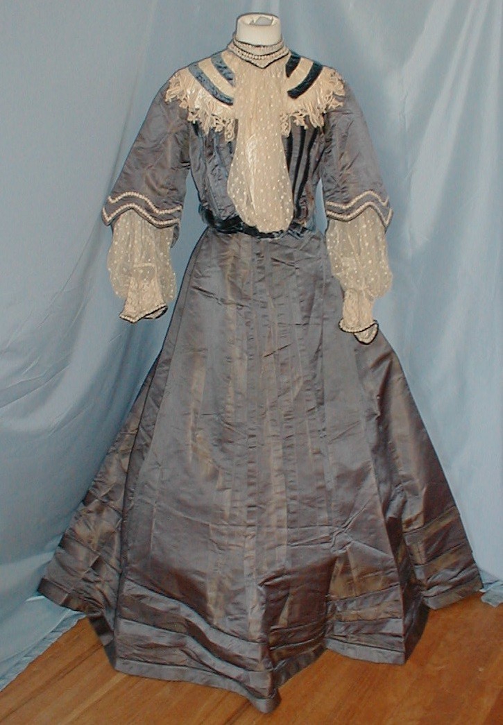 Elegant Antique Evening Dress Victorian 1890 Changeable Green Silk Lace Trim
