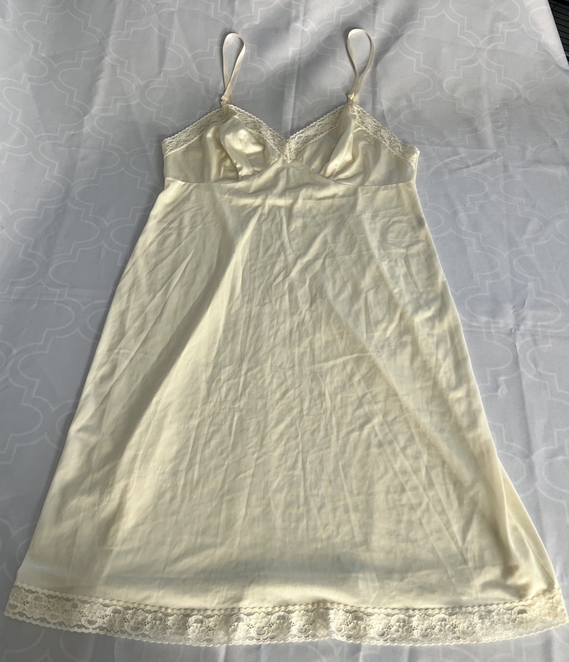 Vanity Fair Nylon Rosette Lace 24” Full Slip Size 40 Everyday Layers #10-103