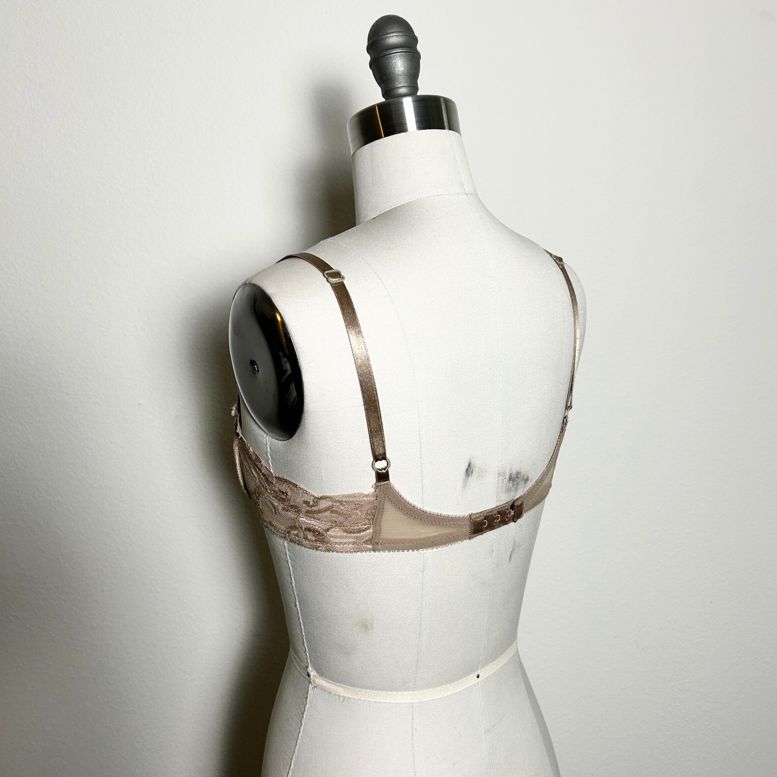 VTG Victorias Secret Gold Label Lace Underwire Bra Nude Champagne 34C USA Made
