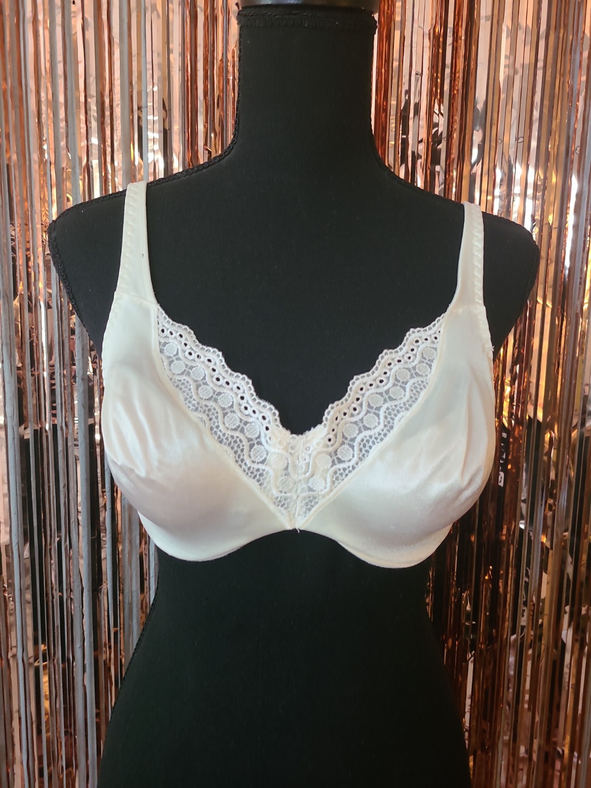 Vintage Maidenform Chantilly 38B Ivory Satin & Lace Bra Style #7619
