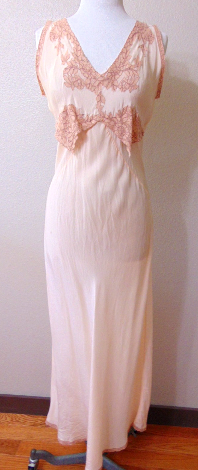 Vtg 1920-30s Bias-Cut Peachy Silk & Lace Slip dress Nightgown 40″ Bust Lady Duff