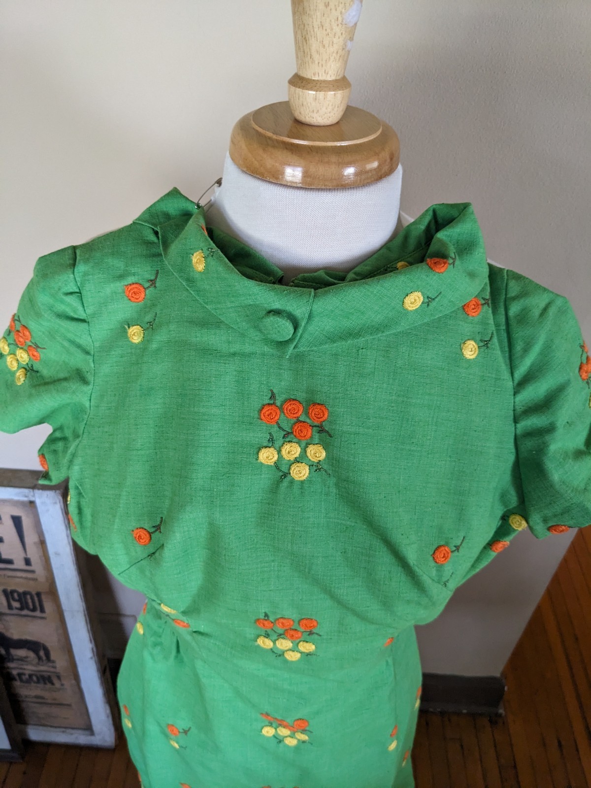 Vintage 60s Lime Green Linen Shift Dress Embroidered Floral Mod Cap Sleeve S