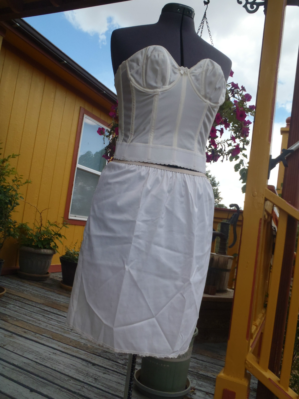 womens19 inch vintage slip Deena Sz M Goddess Creme/Ivory Made in U.S.A.