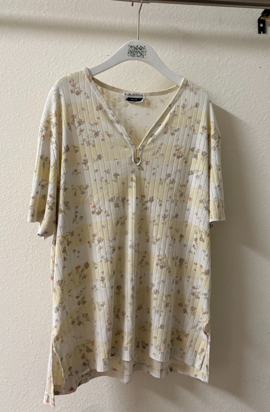 Y2K LA Gold Plus 2X Yellow White Floral Stripe Top Women’s Plus Vintage Tee