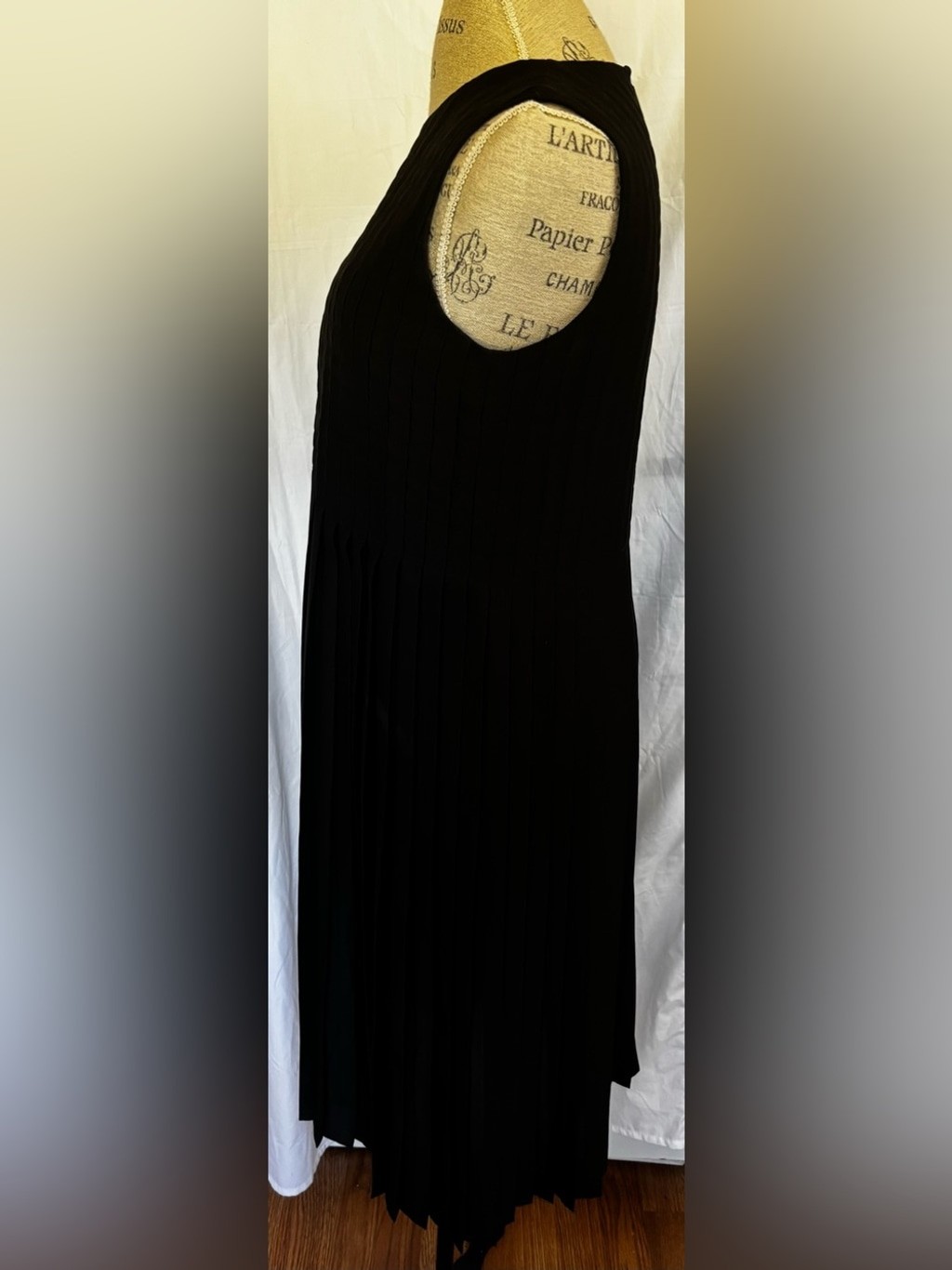 Vintage Women’s Pleated Sleeveless Midi Dress in Black Sz S