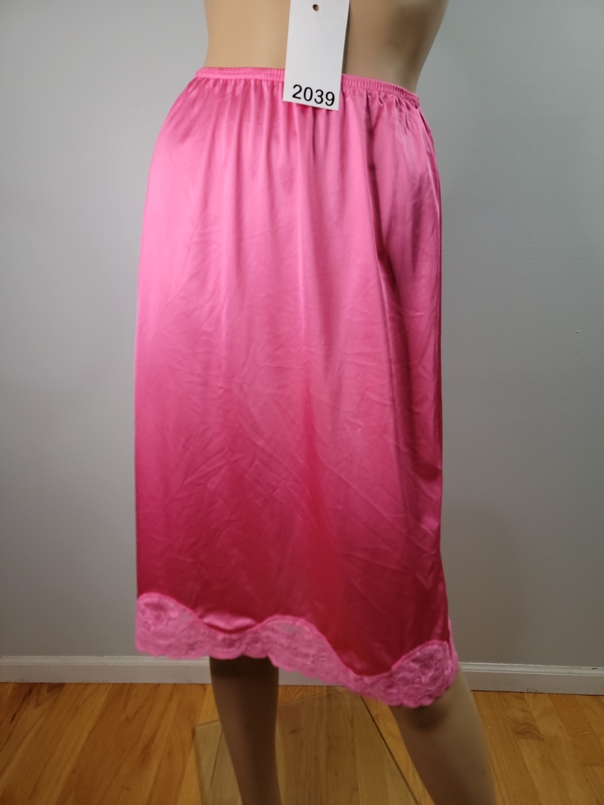 Vintage Vanity Fair All Nylon Pink Half Slip Satin Finish lace detail Sm-26