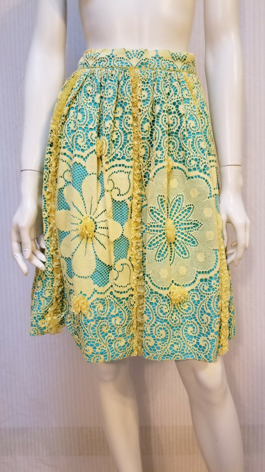 Vintage COUNTRY FAIR by Berk – Wynn Yellow Lace Skirt – Waist 25 in.