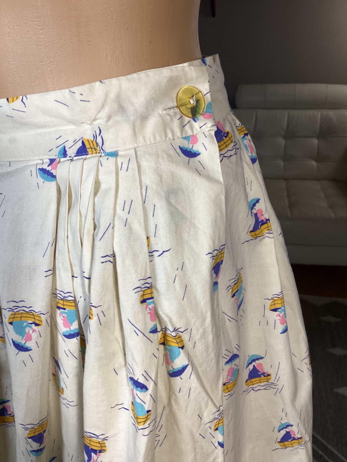 Vintage 1950’s Cotton Pleated Novelty Print Skirt Boats Umbrellas 28″ Waist