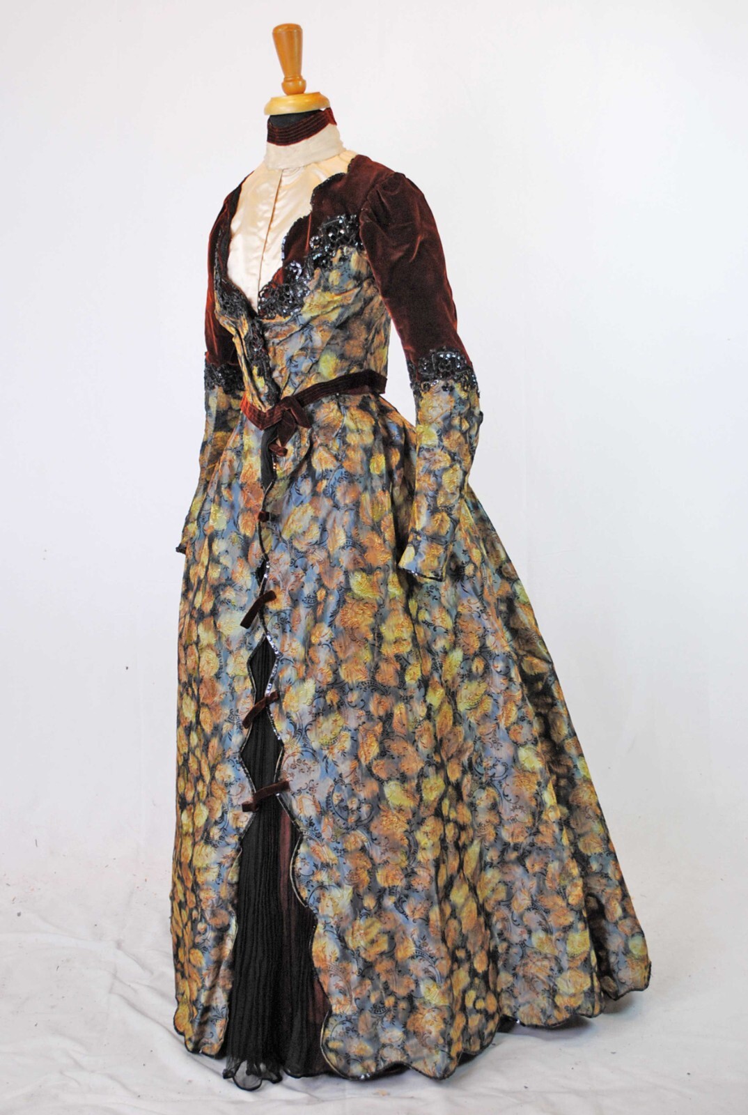 VICTORIAN 2 PIECE PATTERNED BROCADE SILK TAFFETA VISITING DRESS 1890, MUSEUM