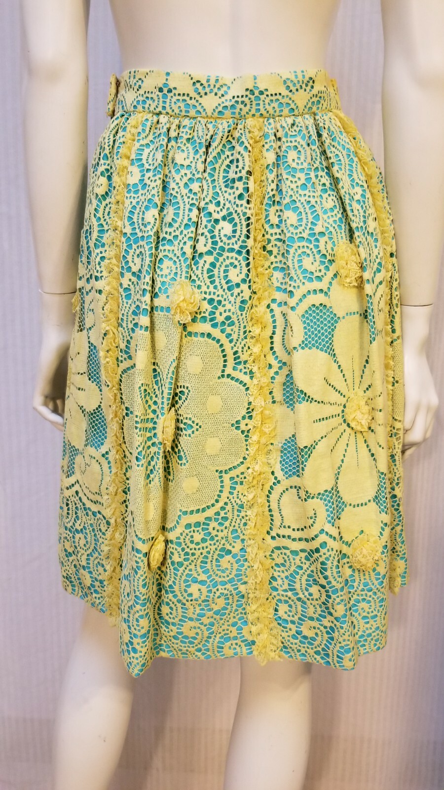 Vintage COUNTRY FAIR by Berk – Wynn Yellow Lace Skirt – Waist 25 in.