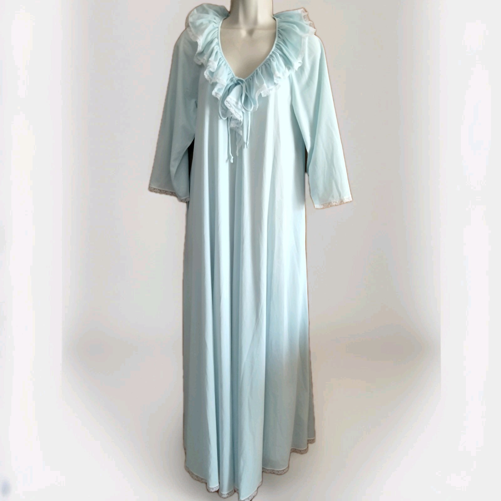 Gorgeous Vintage 70s Miss Elaine Full Length Night Gown Size Medium EX Cond.!