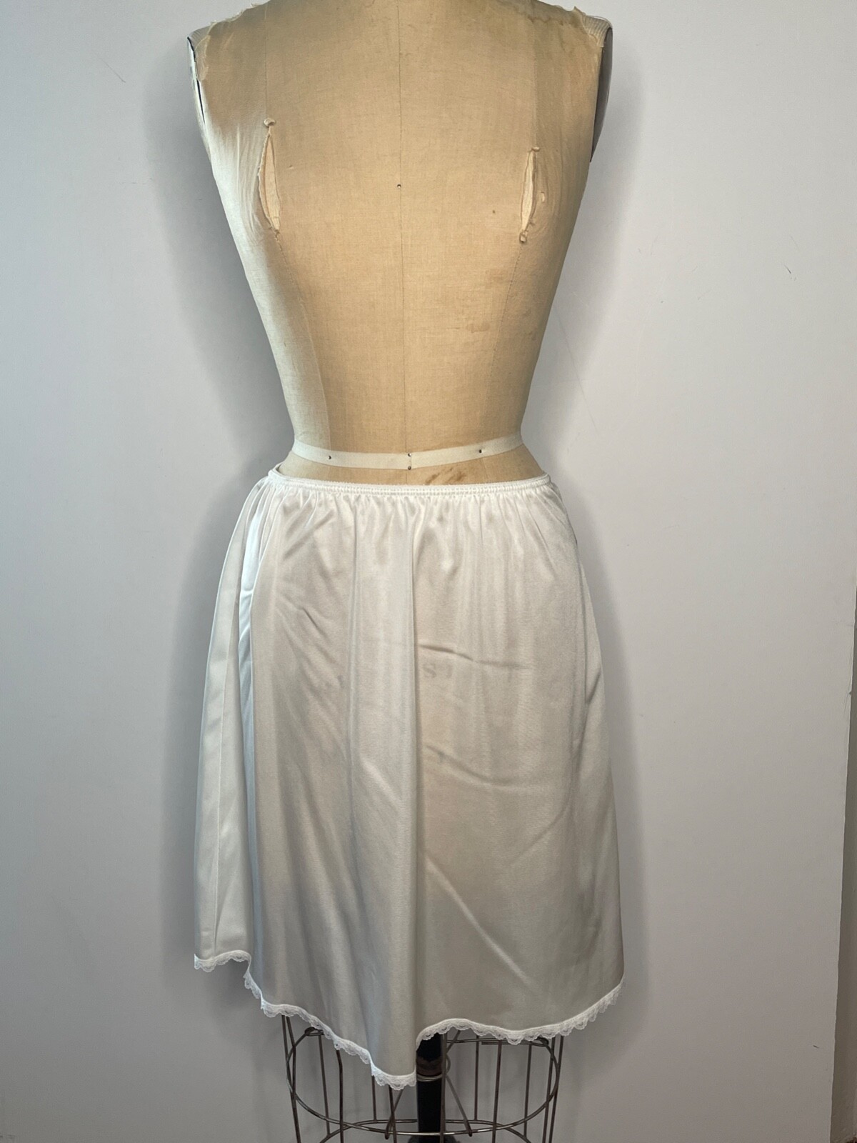 VTG WARNER’S PERFECT MEASUREMENTS*SOFT WHITE NYLON HALF SLIP LACE TRIM*L