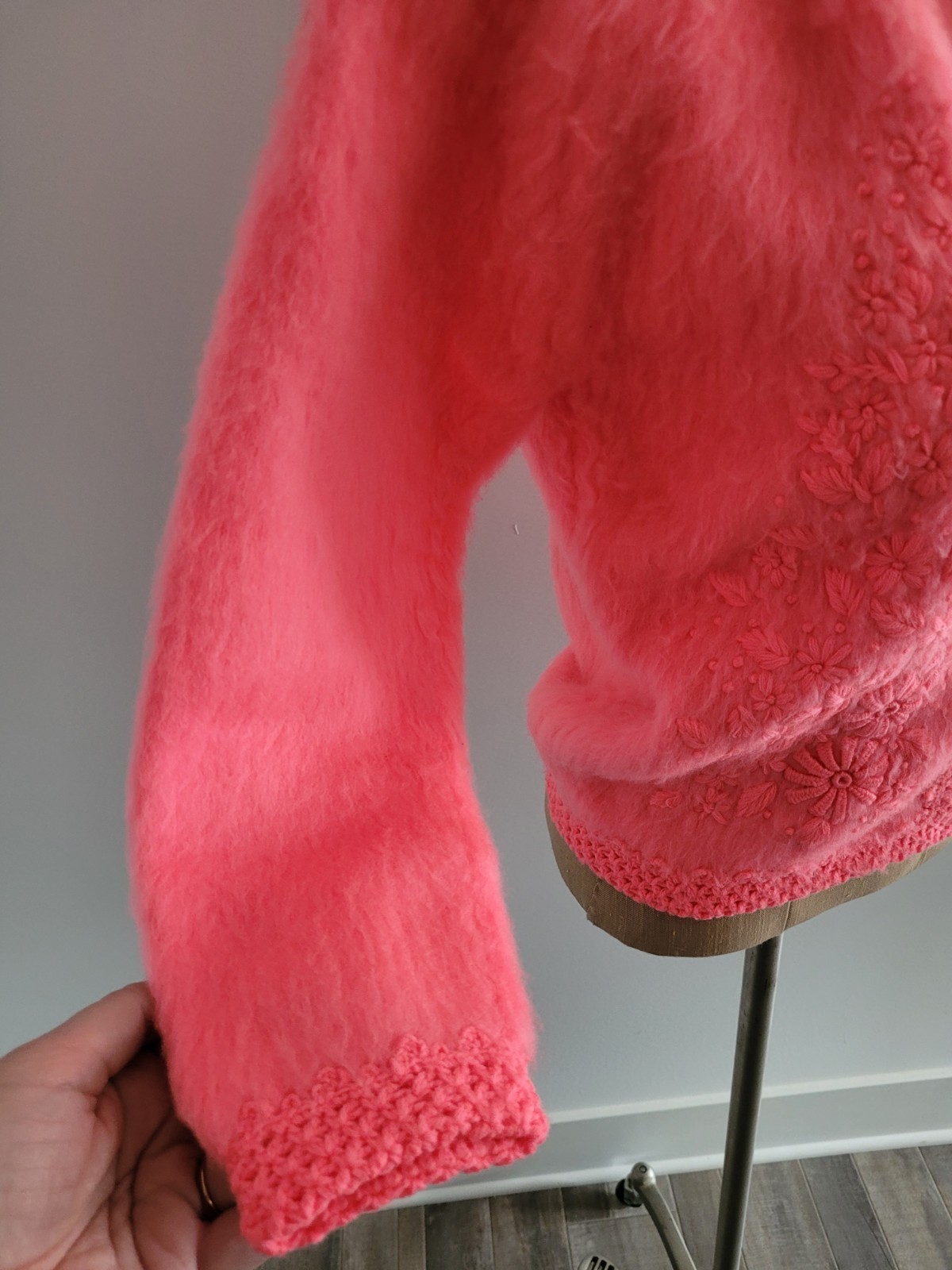 MOD Fluorescent Pink Full Fashioned Vintage 60s Embroidered Flower Cardigan M