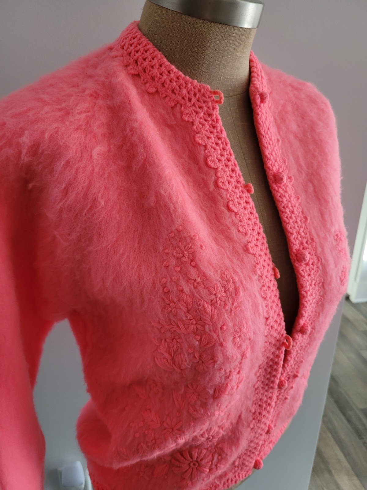 MOD Fluorescent Pink Full Fashioned Vintage 60s Embroidered Flower Cardigan M
