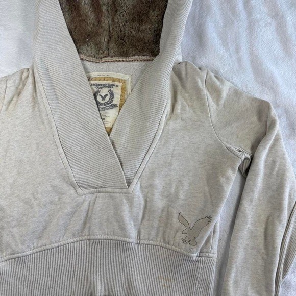 American Eagle gray graphic cropped fur lined hooded jacket y2k vintage mcbling