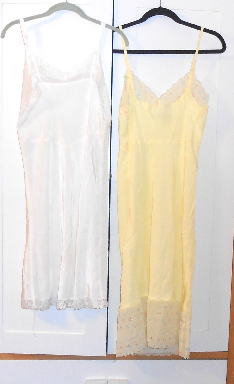 VINTAGE LOT OF 4 DIFFERENT FULL SLIPS – 1 WHITE / 1 YELLOW / 1 BLUE / 1 PINK
