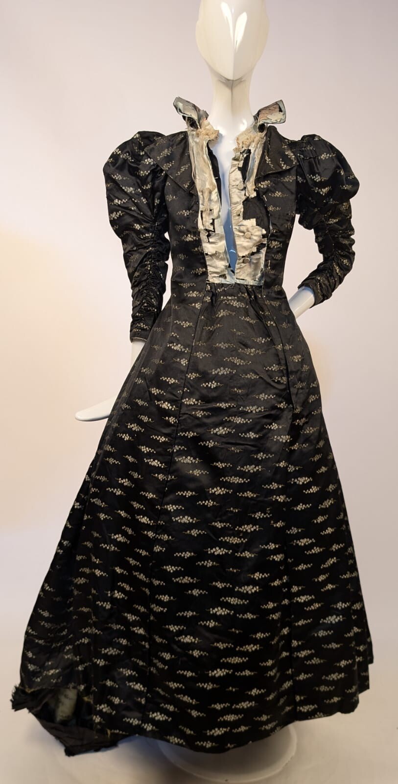 VICTORIAN 1890’S FLORAL SILK JACQUARD BUSTLE DRESS W PUFF SLEEVES + TRAIN