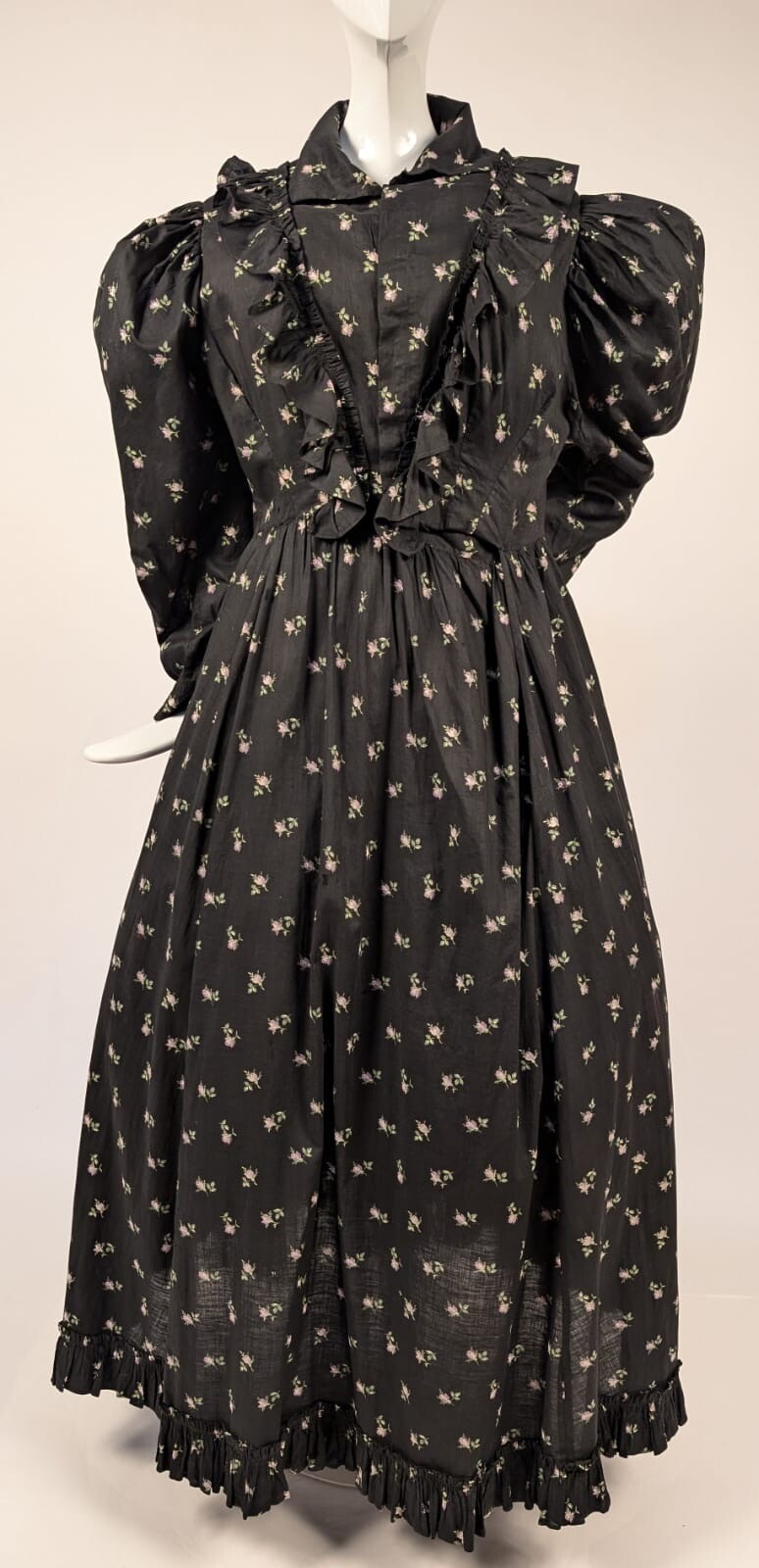 VICTORIAN 1890’S FLORAL CALICO COTTON PUFF SLEEVE DRESS W BUSTLE REAR
