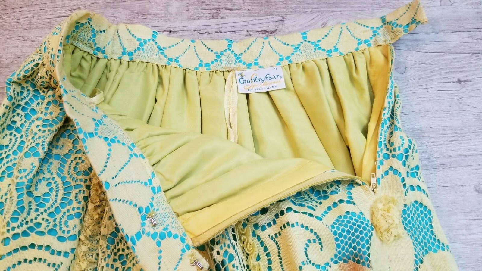 Vintage COUNTRY FAIR by Berk – Wynn Yellow Lace Skirt – Waist 25 in.