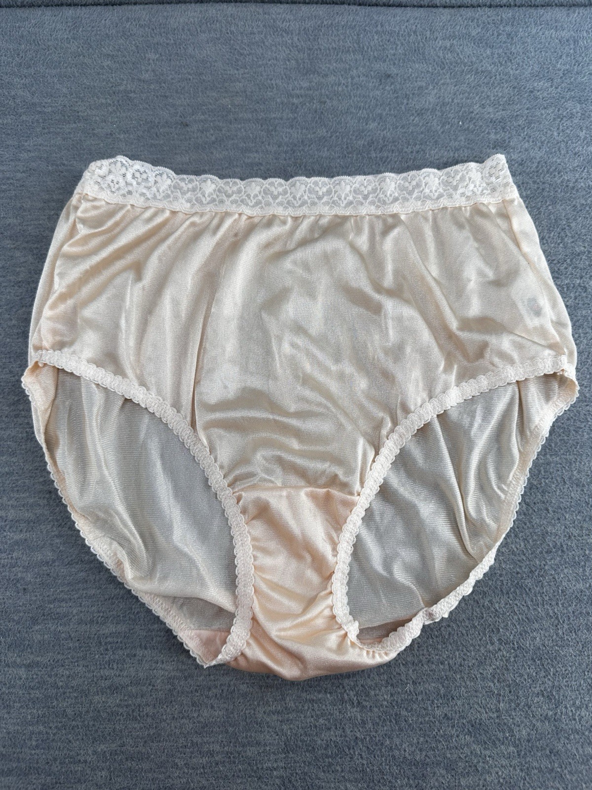 FRUIT OF THE LOOM – Vtg Peach Nylon Hi Cut Silky Lace Trim Panty Brief Size 7 A5