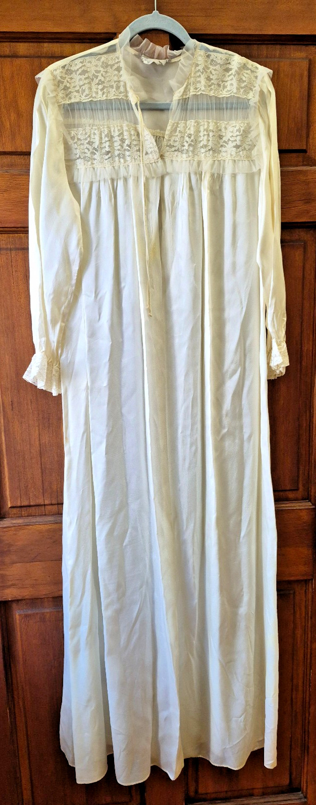 VINTAGE NEGLIGEE ROBE IVORY WHITE 1950’s SILKY SATIN/LACE/TULLE BY “TULA”