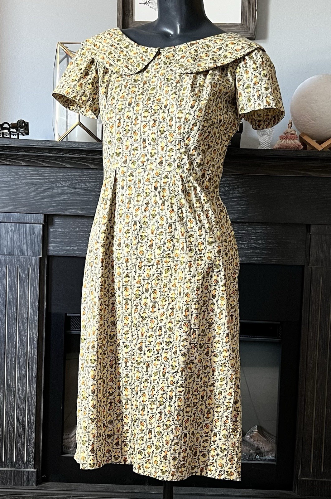 Vintage 50s Yellow Hat Pattern Dress With Peter Pan Collar M