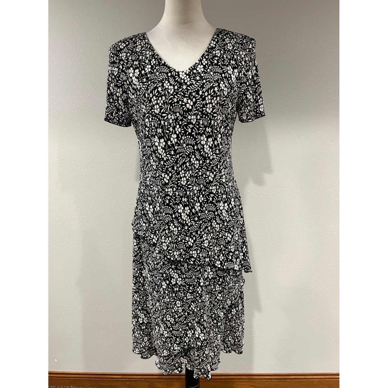 Dressbarn vintage Black & White Floral V-Neck Tiered Midi Dress size 10