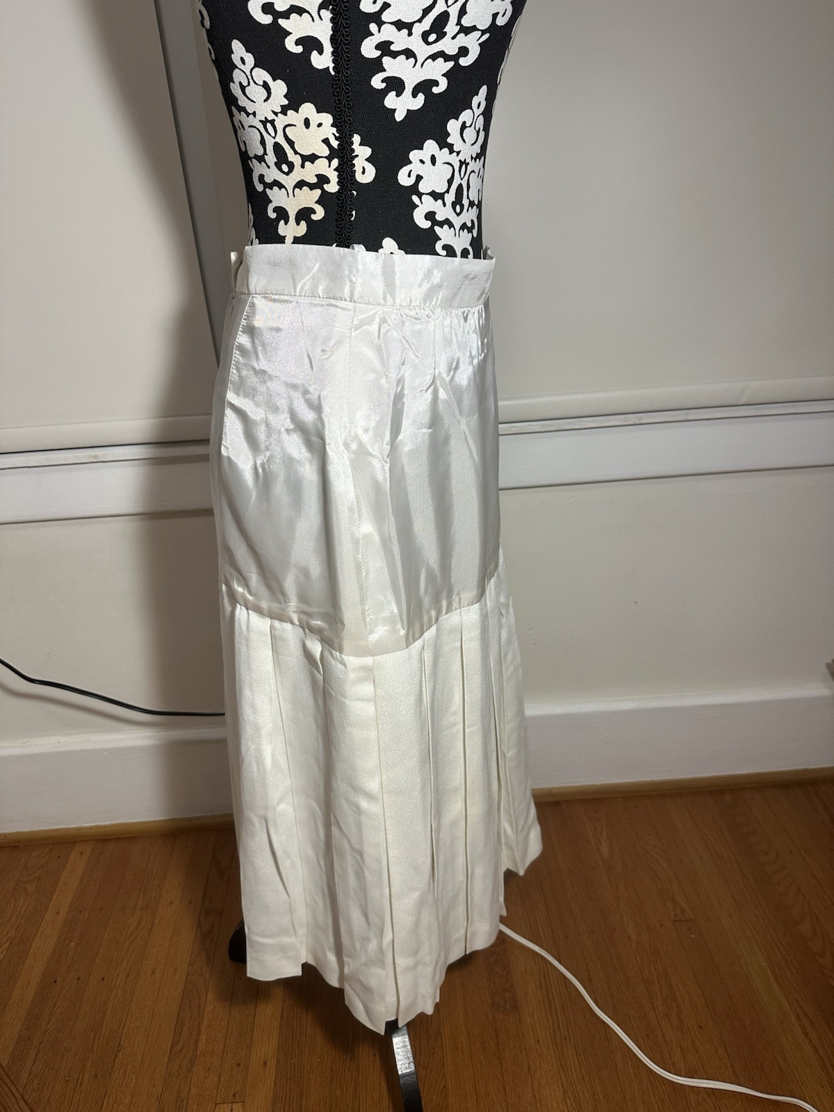 UNKNOWN DESIGNER 1990’S PLEAT 100% SILK CHIFFON SKIRT 29″ WAIST