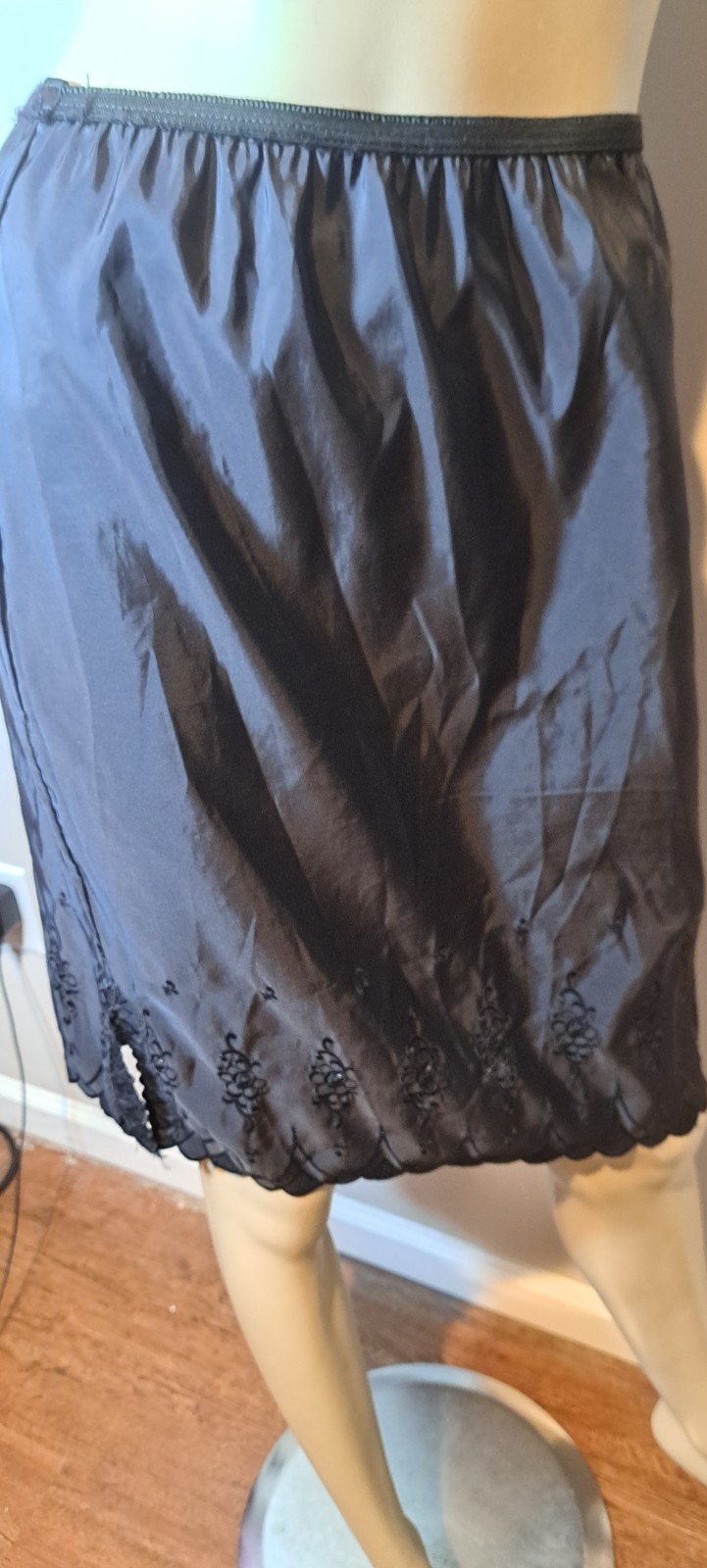 Vtg Black Half Slip Seamprufe Stiff Swishy Taffeta Embroidered Trim Hem Small S