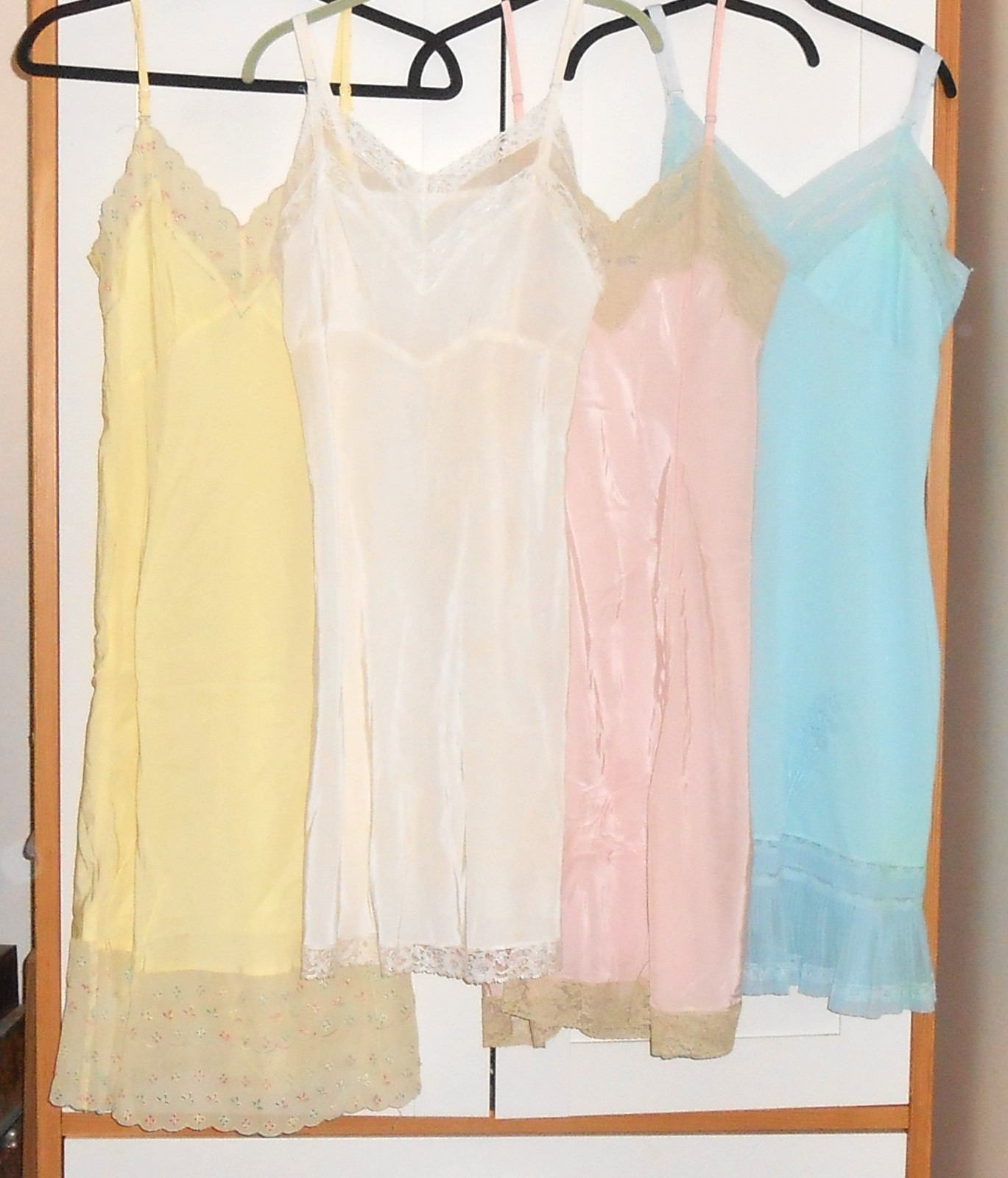 VINTAGE LOT OF 4 DIFFERENT FULL SLIPS – 1 WHITE / 1 YELLOW / 1 BLUE / 1 PINK