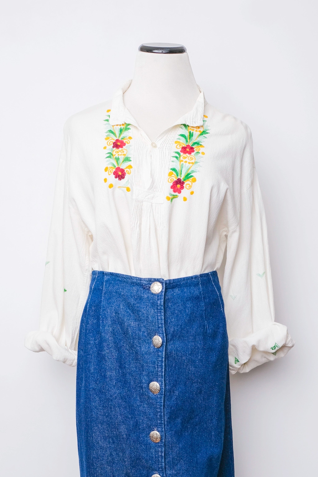 Vintage Floral Hand Embroidered White Gauzy Poet Blouse US 8 M, 70’s