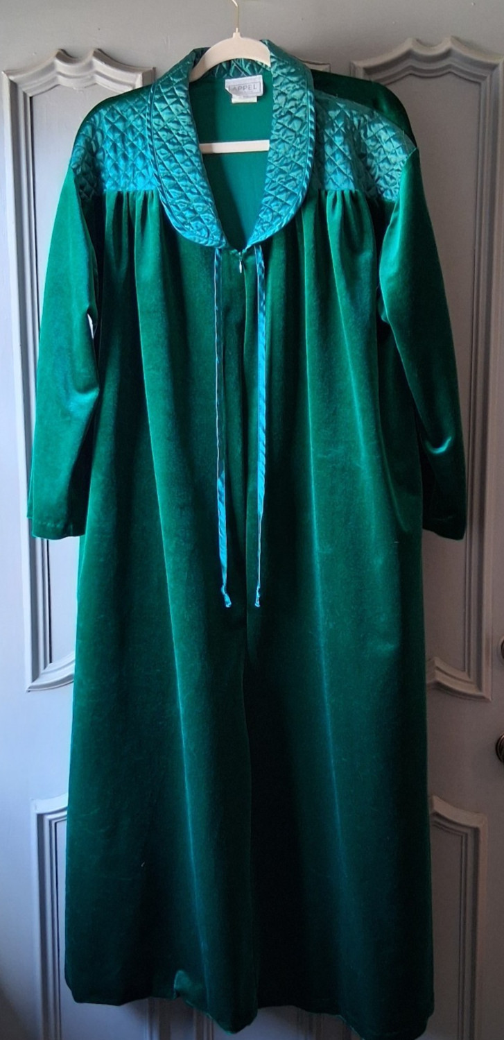 VNT Green Velvet House Coat Dress Robe Appel Large- 52″ Waist, 50″ Long Pockets