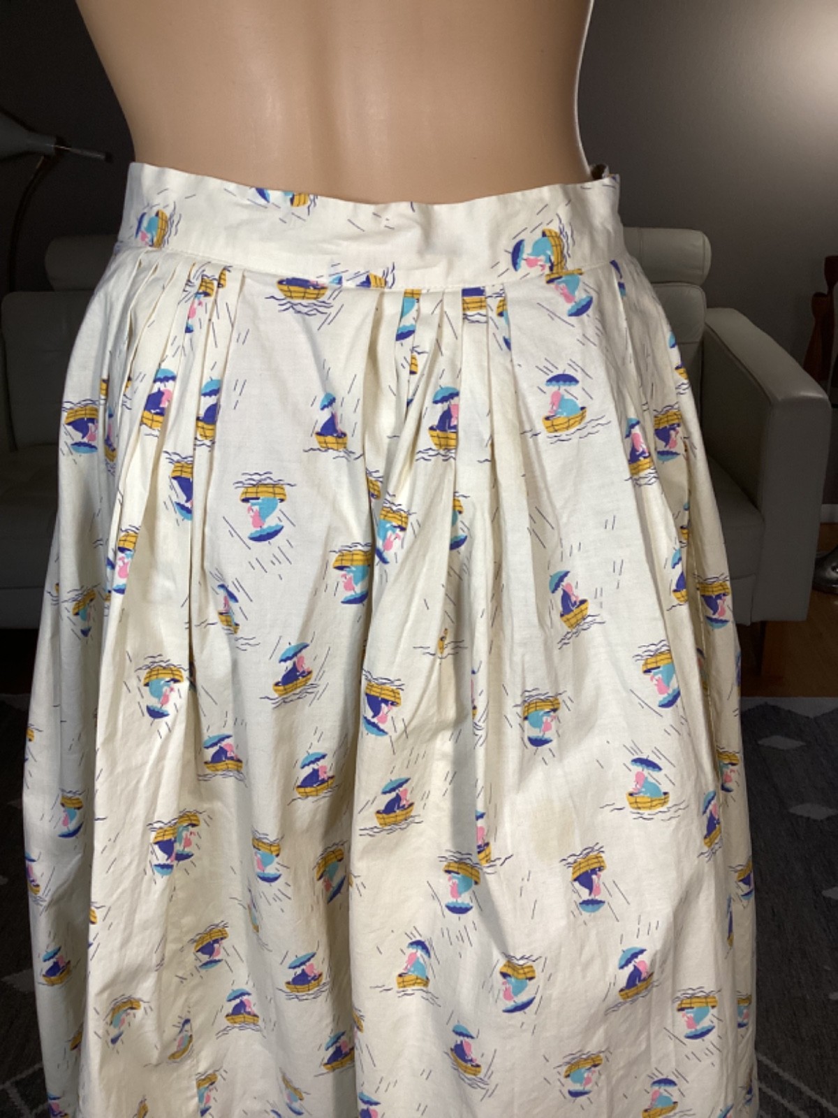 Vintage 1950’s Cotton Pleated Novelty Print Skirt Boats Umbrellas 28″ Waist