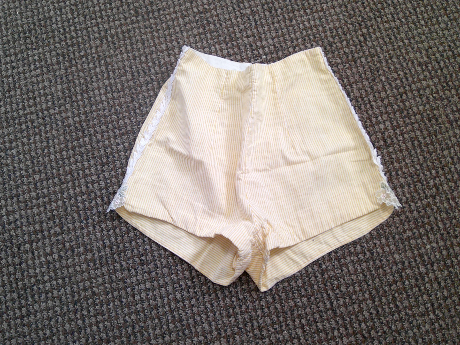 Vtg 60s PIN UP Rockabilly High Rise Yellow Stripe Applique Trim SHORT Shorts XXS