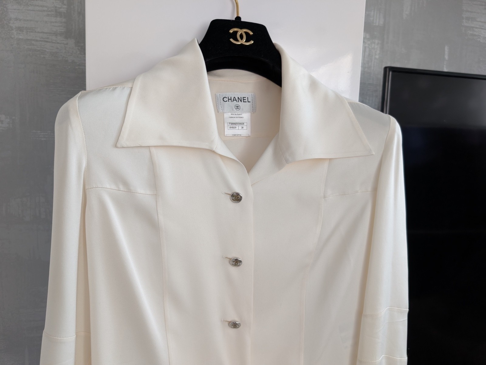 Chanel CC Logo Button Up Women’s Ivory Silk Blouse Top Collared Shirt Sz 38 S