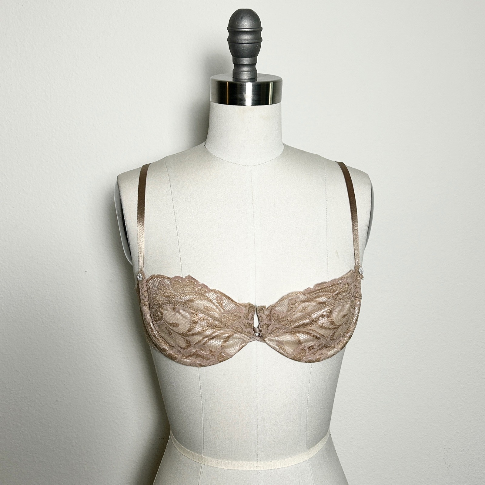 VTG Victorias Secret Gold Label Lace Underwire Bra Nude Champagne 34C USA Made