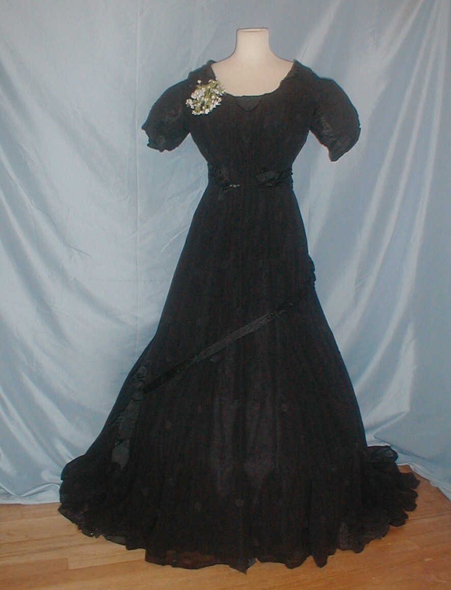 Elegant Antique Dress Ballgown Victorian 1890’s Circle Print Black Silk w/Fan